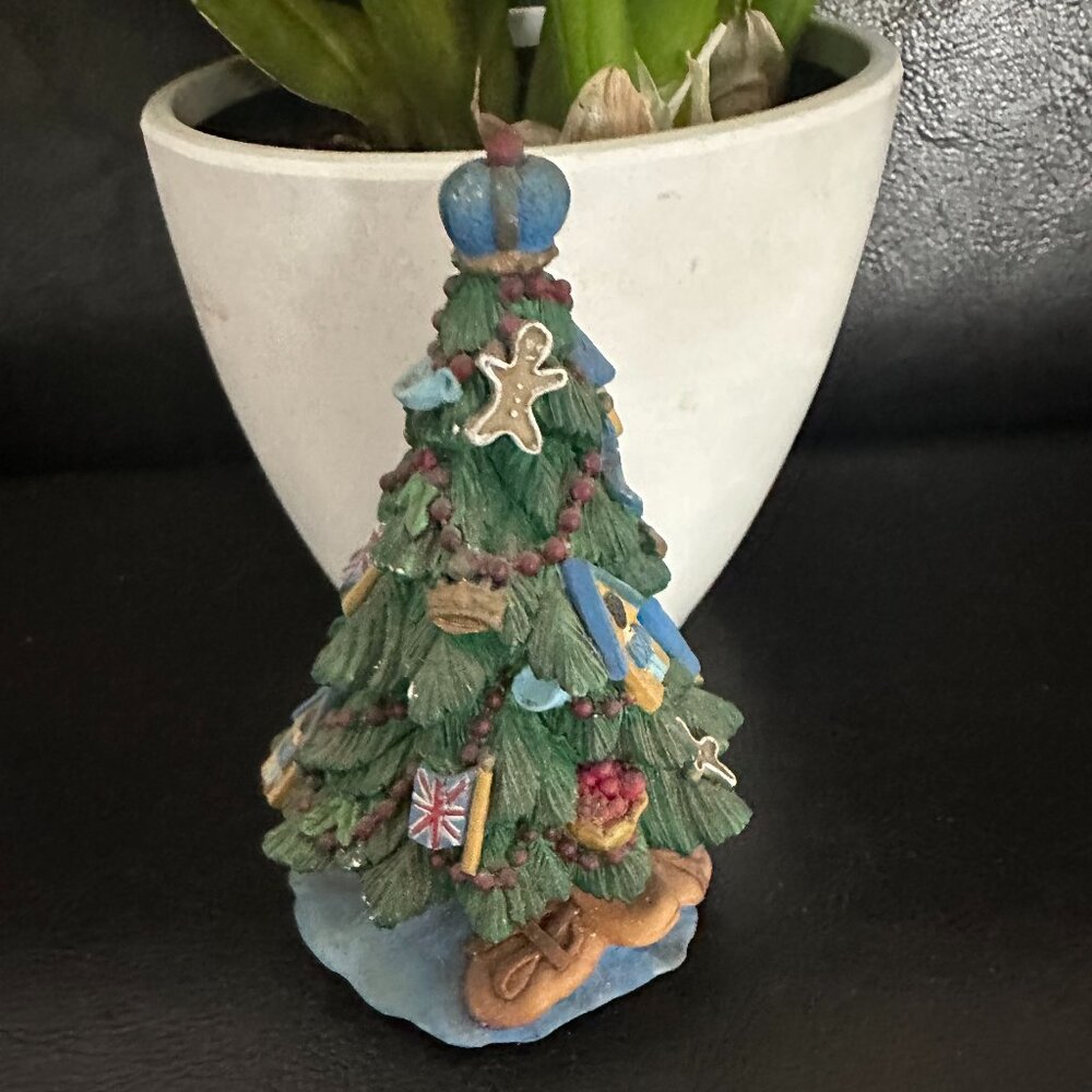 Calleria Lucchese "British inspired motif" exclusively from Roman, Inc. 1996yr